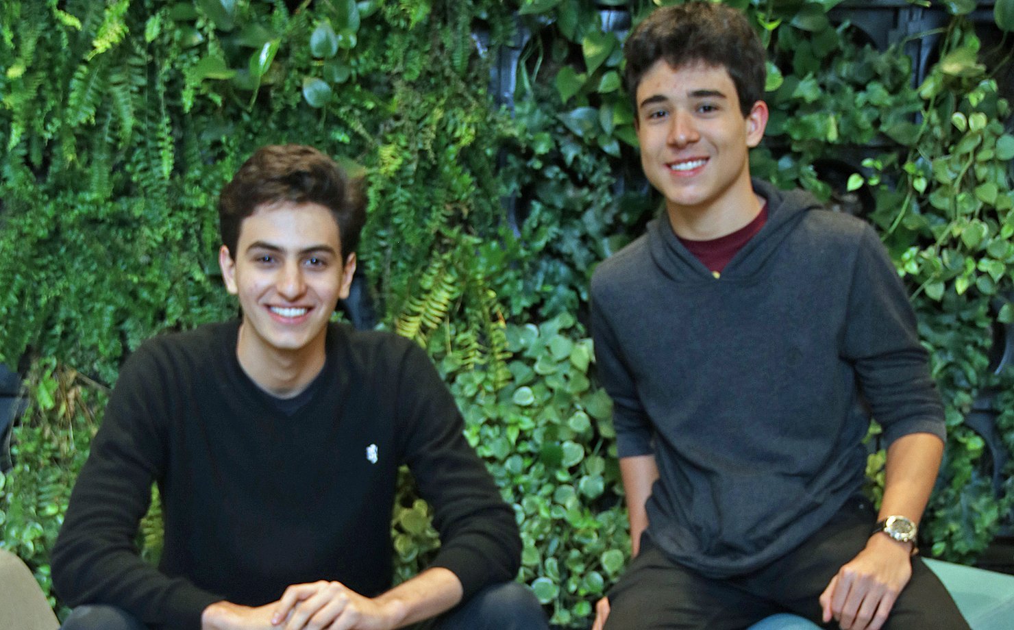 Rafael Válio, 17 anos, e Lucas Braz. 16 anos, coordenadores do Bandinvest, clube de investimentos do Colégio Bandeirantes
