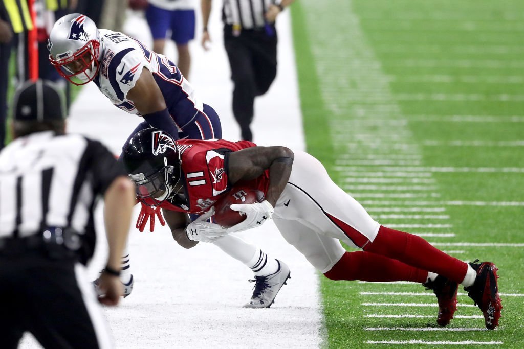 HOUSTON, TX - FEBRUARY 05: Julio Jones #11 of the Atlanta Falcons makes a catch over Eric Rowe #25 of the New England Patriots during the fourth quarter during Super Bowl 51 at NRG Stadium on February 5, 2017 in Houston, Texas. (Photo by Elsa/Getty Images)