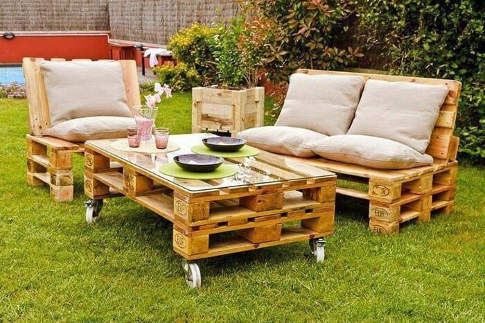 Varnished pallet garden chairs and table retaining wood color