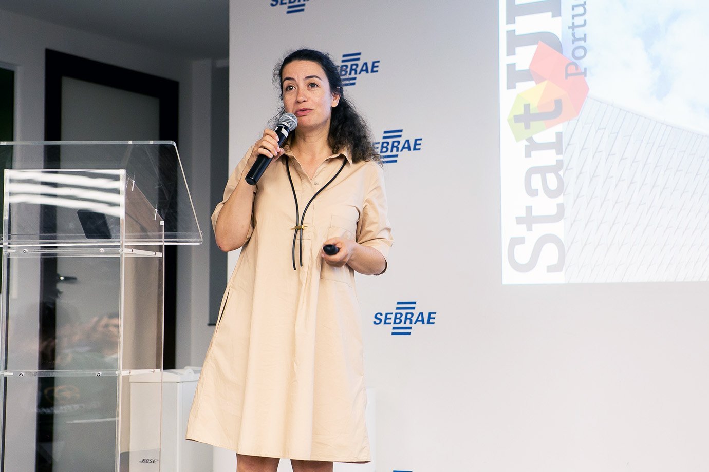 Maria Miguel, diretora do Startup Portugal, discursa durante missão em Florianópolis