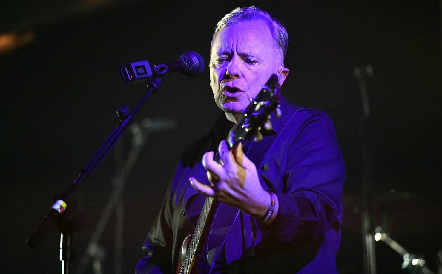 Vocalista Bernard Summer, do New Order