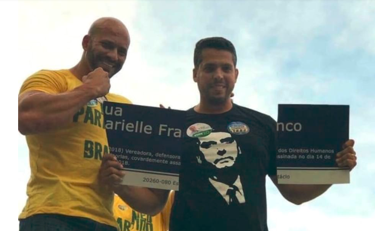 os candidatos Daniel Silveira (a deputado federal) e Rodrigo Amorim (a deputado estadual) destruíram uma placa que homenageava a vereadora do PSOL Marielle Franco