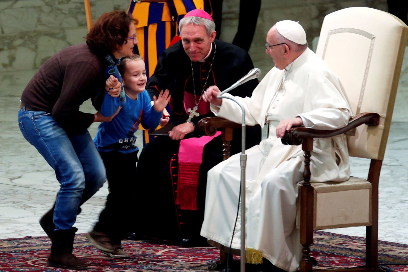 Menino rouba a cena e sobe no palco durante audiência do papa Francisco