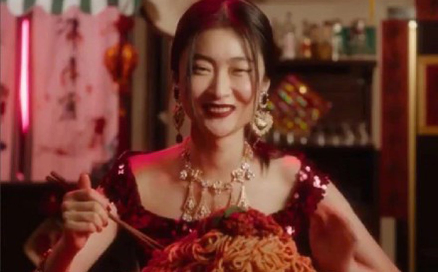 Chinesa em suposto vídeo publicitário da Dolce & Gabbana