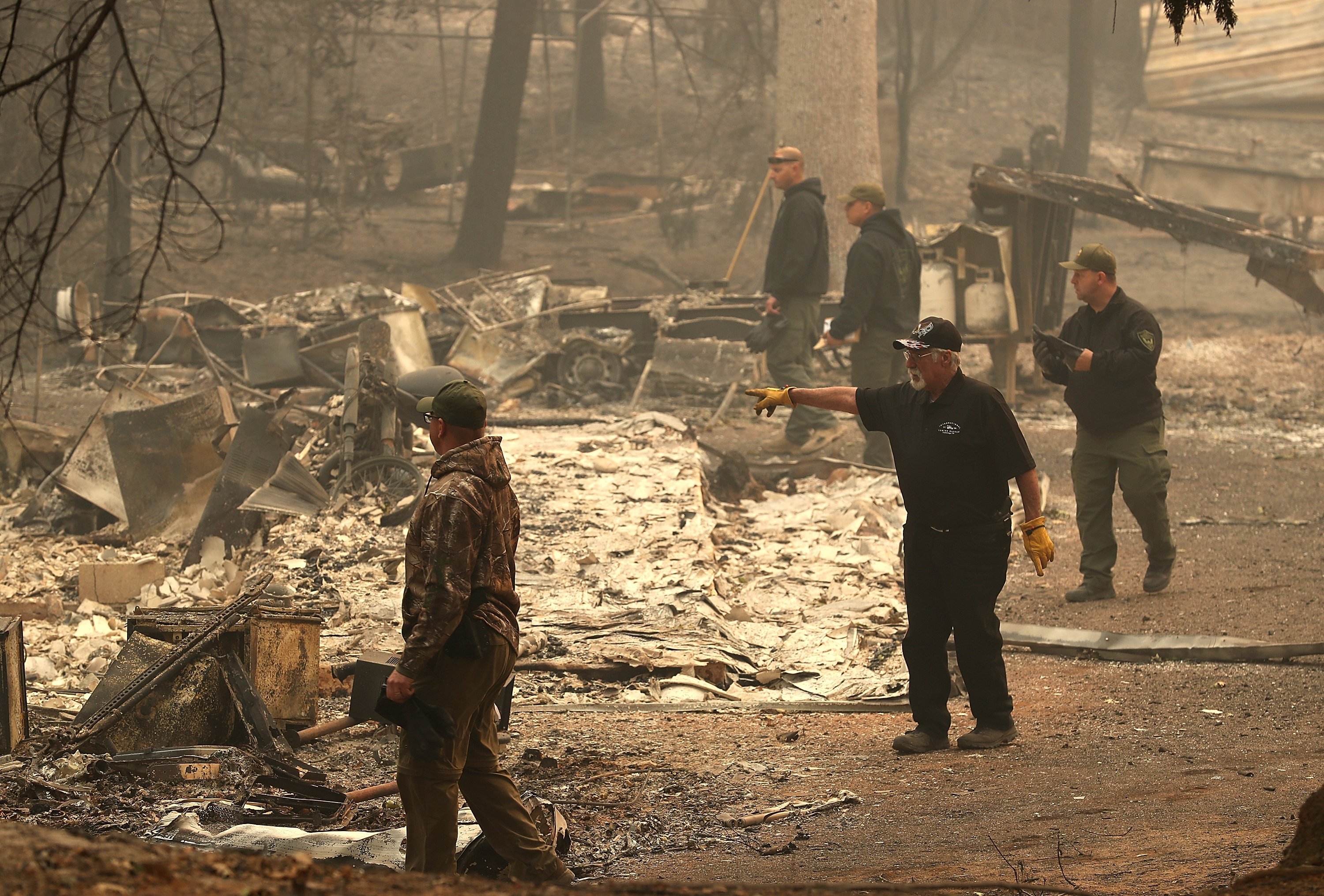 visitam os locais destruídos pelo incêndio em Paradise, Califórnia, em busca de sobreviventes