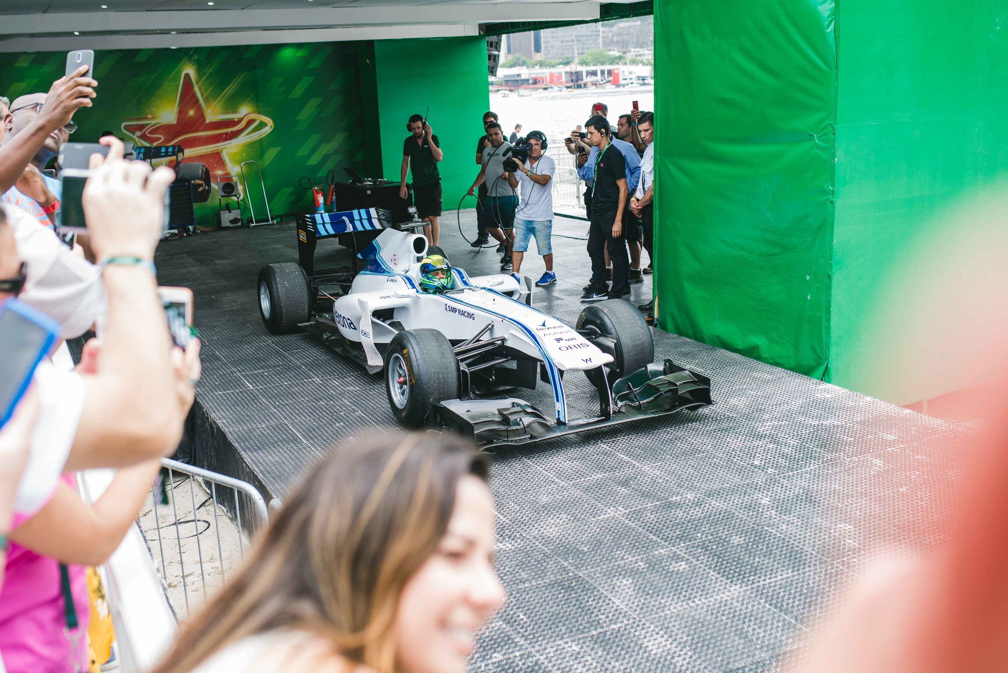 Felipe Massa pilota carro da F-1 na Enseada do Botafogo, no Rio