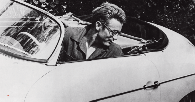 O ator James Dean em seu Porsche 356 Speedster