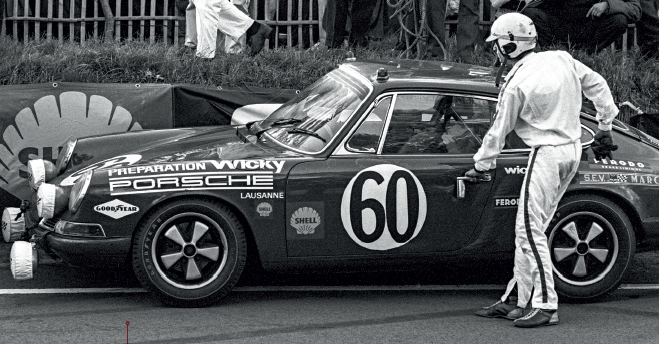 Na imagem, um corredor se prepara para entrar em seu Porsche 911 T durante as 24 Horas de Le Mans, em 1968