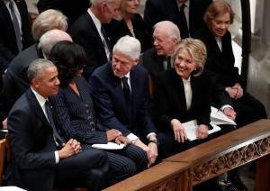Obama, Michelle Obama, Bill Clinton e Hillary Clinton conversando durante o funeral do George H.W. Bush
