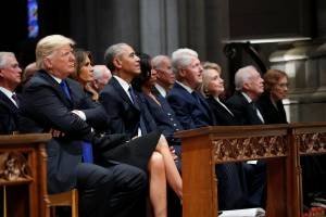 'Presidente Donald Trump de braços cruzados ao lado dos ex-presidentes americanos durante o funeral do George W. H. Bush