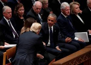 Donald Trump cumprimenta Barack Obama durante funeral do ex-presidente George H.W. Bush