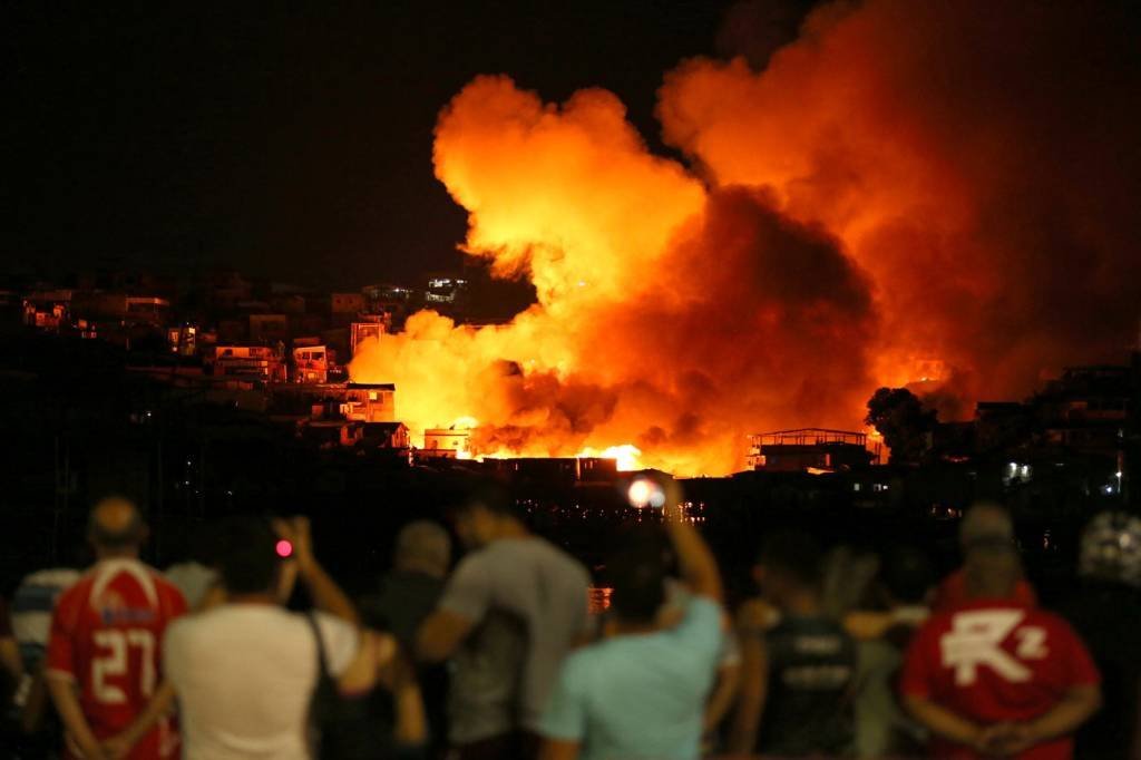 Incêndio de grandes proporções atinge 600 casas em Manaus