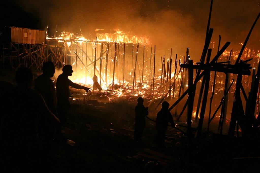 Incêndio de grandes proporções atinge 600 casas em Manaus