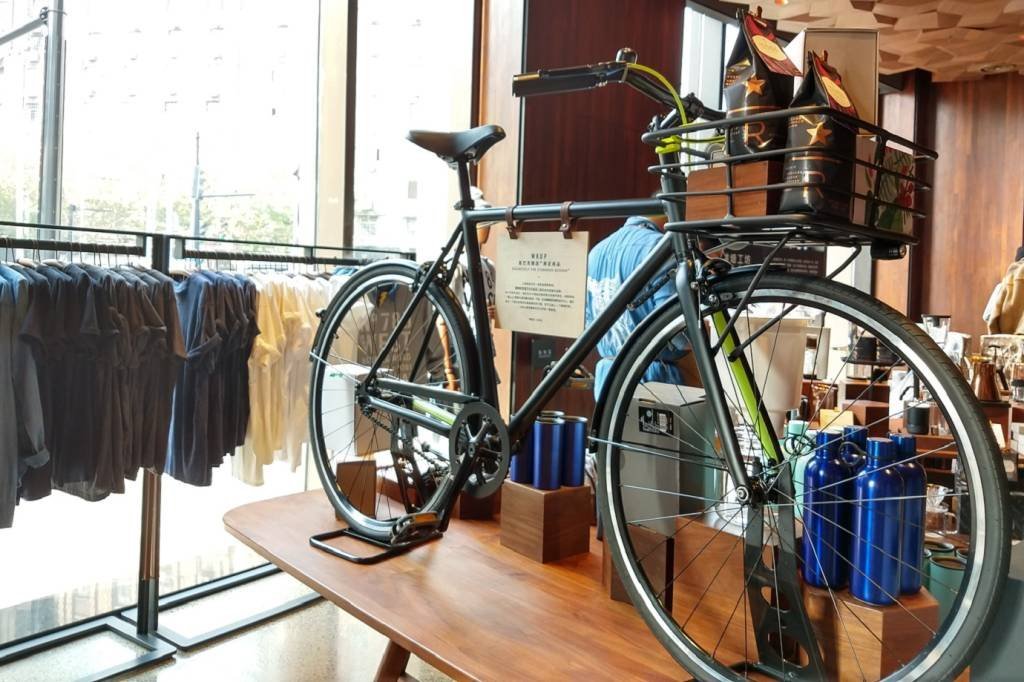 Bicicleta à venda na maior loja Starbucks do mundo, em Xangai