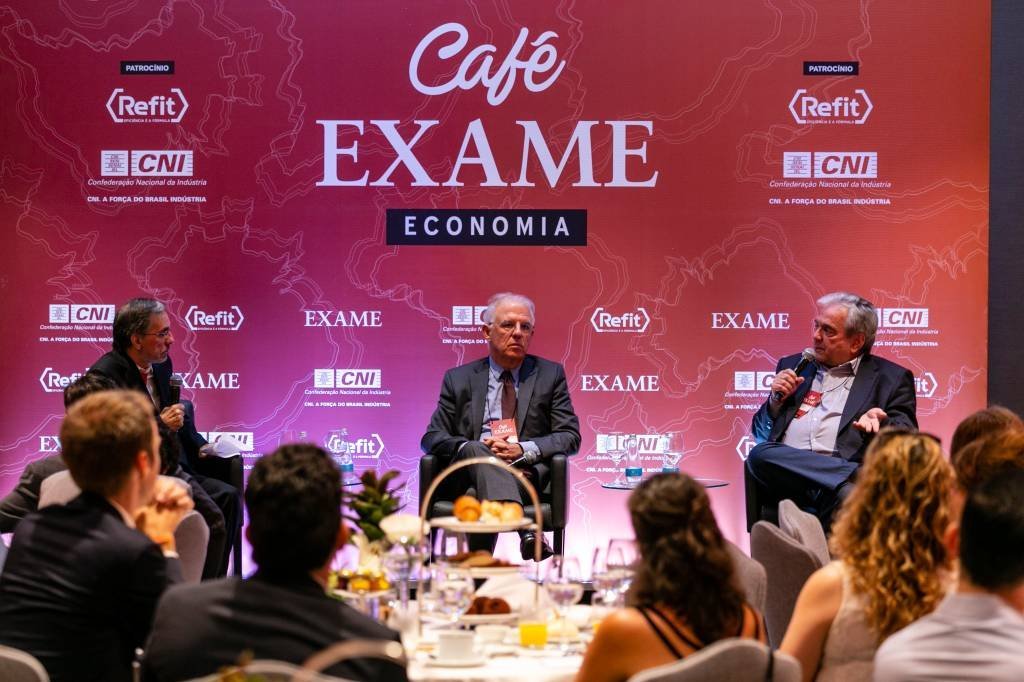 Roberto Caetano, redator-chefe de EXAME, José Augusto Fernandes, diretor de Políticas e Estratégia da CNI, e José Francisco de Lima Gonçalves, economista-chefe do banco Fator, no Café EXAME Economia