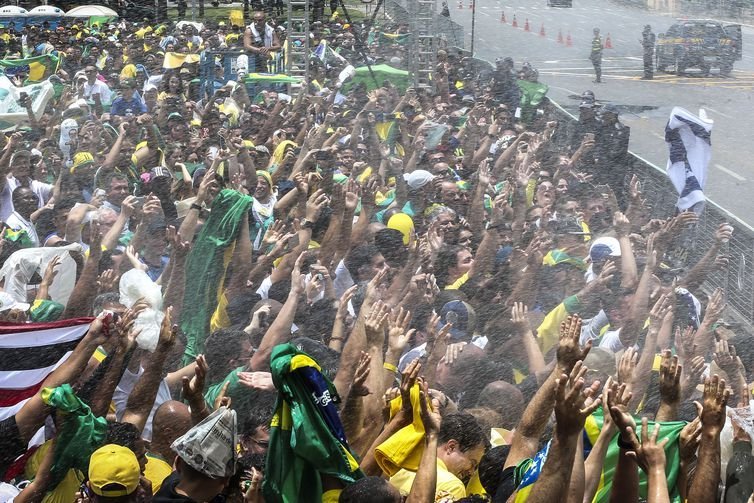 Público acompanha a posse de Bolsonaro na Praça dos Três Poderes - Antonio Cruz/Agência Brasil