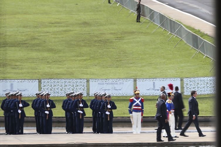 O presidente Jair Bolsonaro passa em revista a tropa em frente ao Congresso Nacional - José Cruz/Agência Brasil
