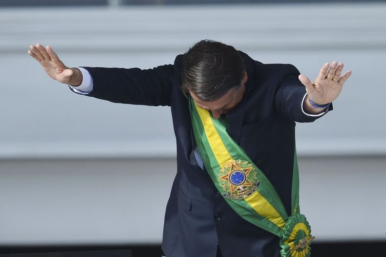 Presidente Jair Bolsonaro saudou o público depois de receber a faixa presidencial de Michel Temer, no Palácio do Planalto - Marcelo Camargo/Agência Brasil