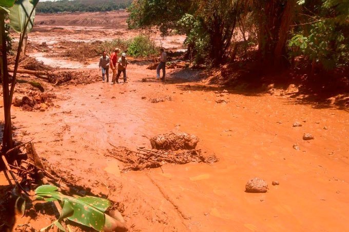 Barragem se rompe e lama invade Brumadinho, na Grande BH