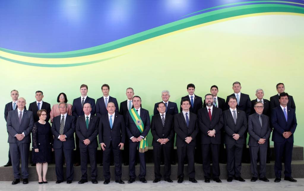 Jair Bolsonaro e os ministros do governo em fotografia oficial