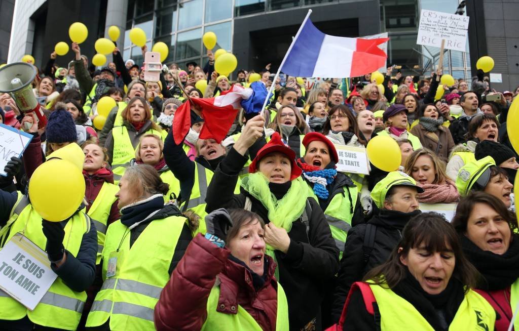 PARIS, FRANCE - JANUARY 06: Women wearing yellow vests (Femmes Gilets jaunes) protest French government against rising oil prices tax and deteriorating economic conditions near Place de la Bastille in Paris, France on January 06, 2019. (Photo by Mustafa Yalcin/Anadolu Agency/Getty Images)