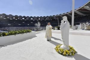 Papa Francisco realiza uma missa em estádio lotado nos Emirados Árabes