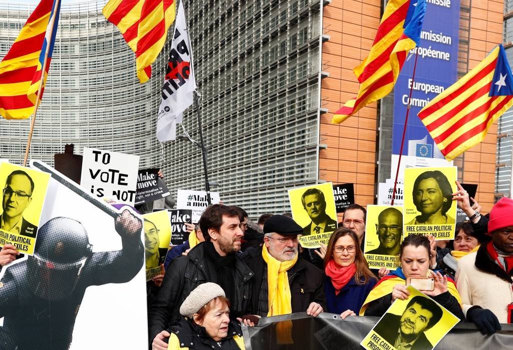 Manifestantes protestam contra o julgamento de líderes da Catalunha'