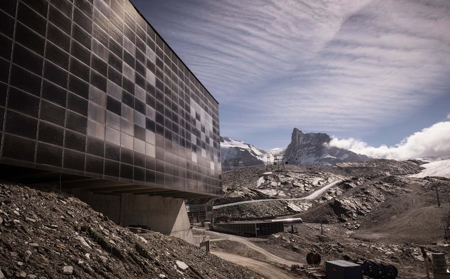 Visão externa da estação de onde sai o Matterhorn Glacier Ride