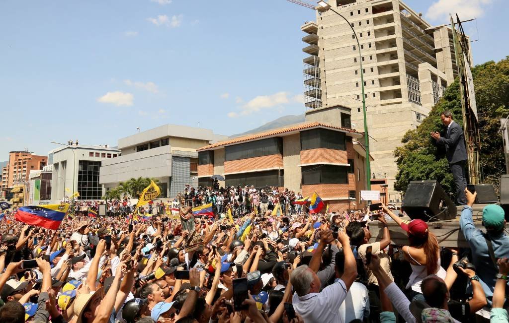 Líder da oposição, Juan Guaidó, faz discurso para multidão na Venezuela