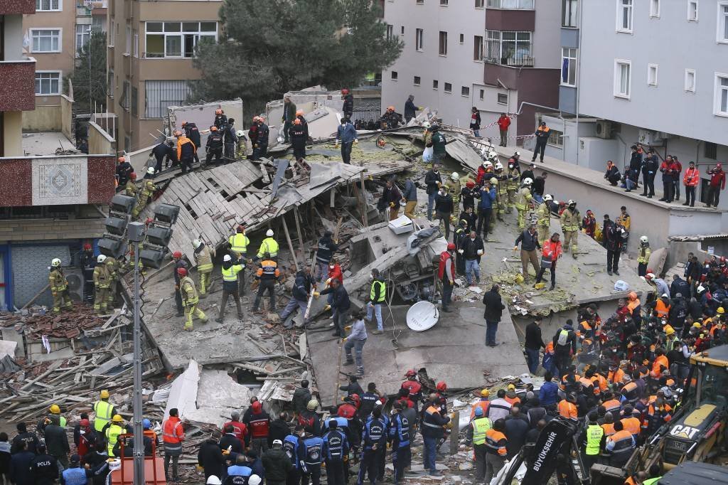 Desabamento de prédio em Istambul deixa mortos e feridos
