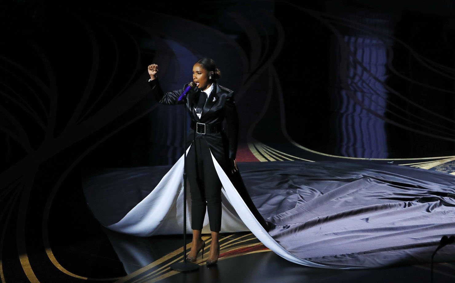 Jennifer Hudson canta "I'll Fight" do documentário "RBG" durante a cerimônia do Oscar