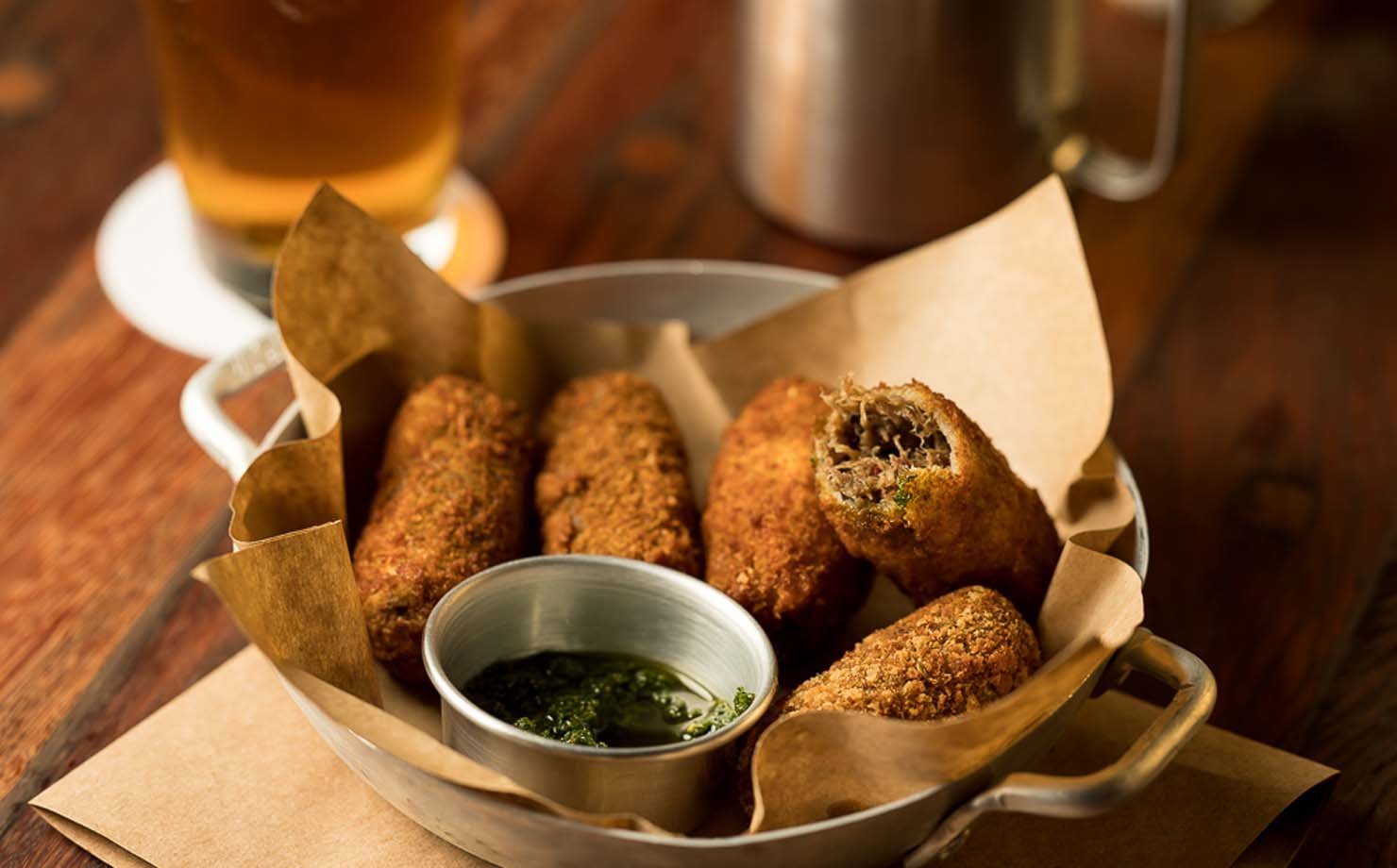 Croquete de costela com molhinho chimichurri do BEC Bar