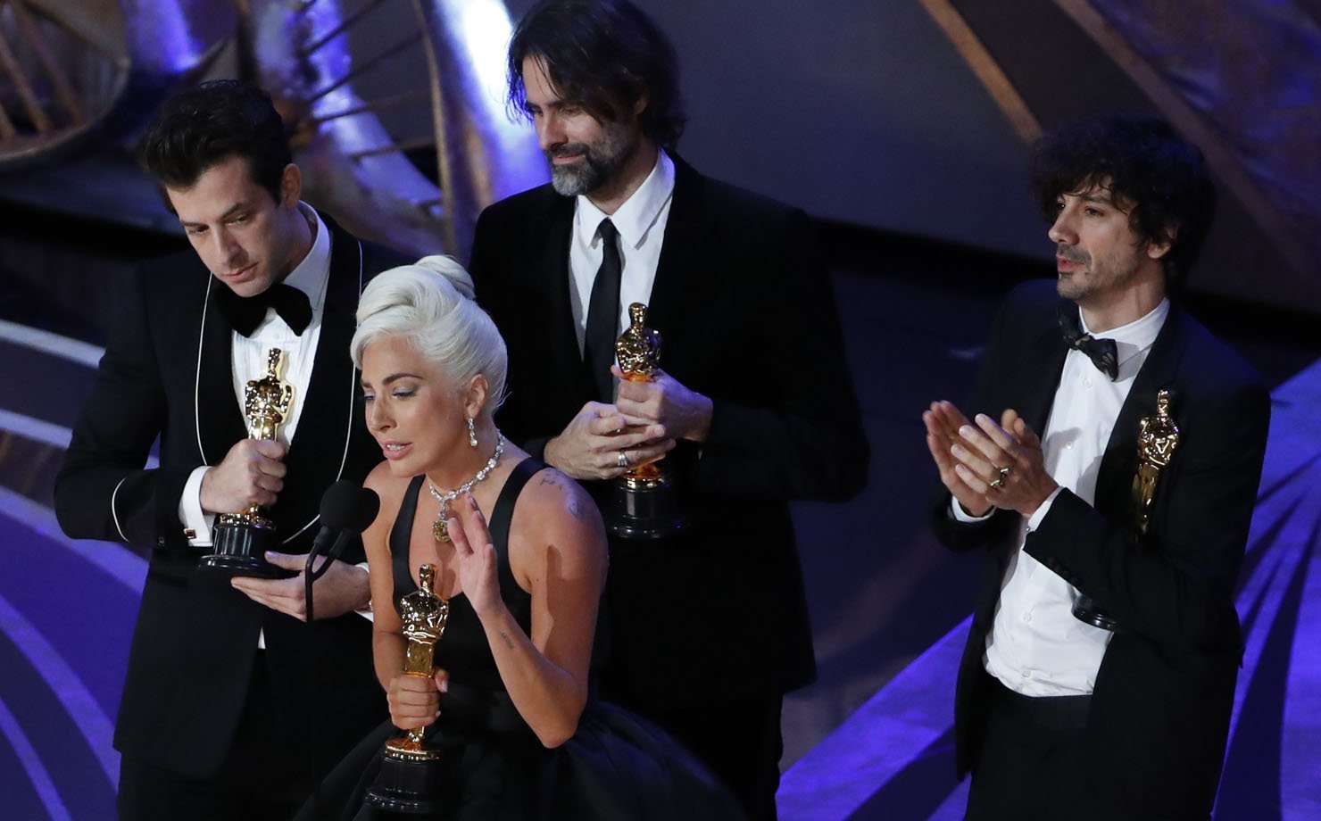 Lady Gaga recebe o Oscar de "Melhor canção original"