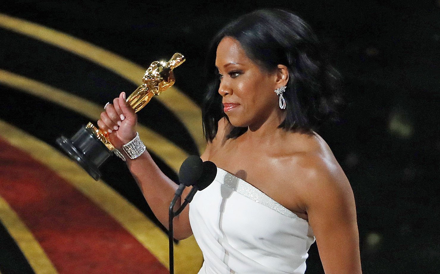 Regina King recebe o Oscar de "Melhor atriz coadjuvante"