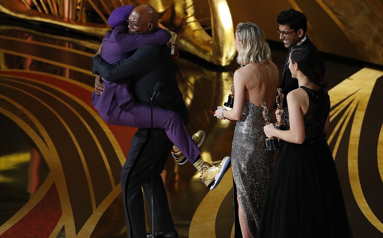 O diretor Spike Lee pula em cima de Samuel L Jackson ao ganhar o prêmio de "Melhor roteiro adaptado" no Oscar 2019