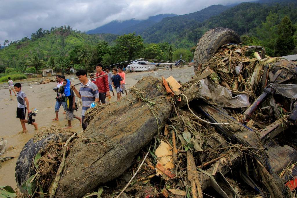 Inundações deixam dezenas de mortos na Indonésia