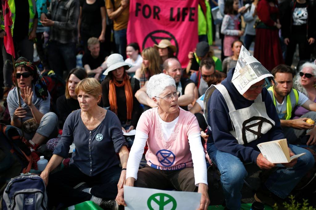 Manifestantes protestam contra mudança climática em Londres.