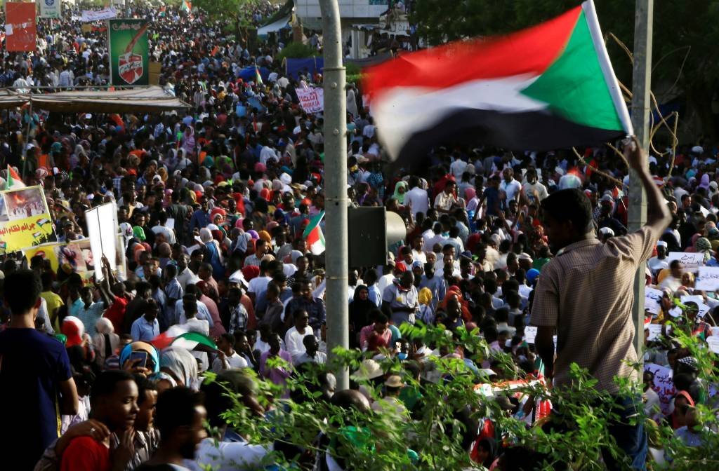 Manifestantes no Sudão exigem governo civil após queda de presidente