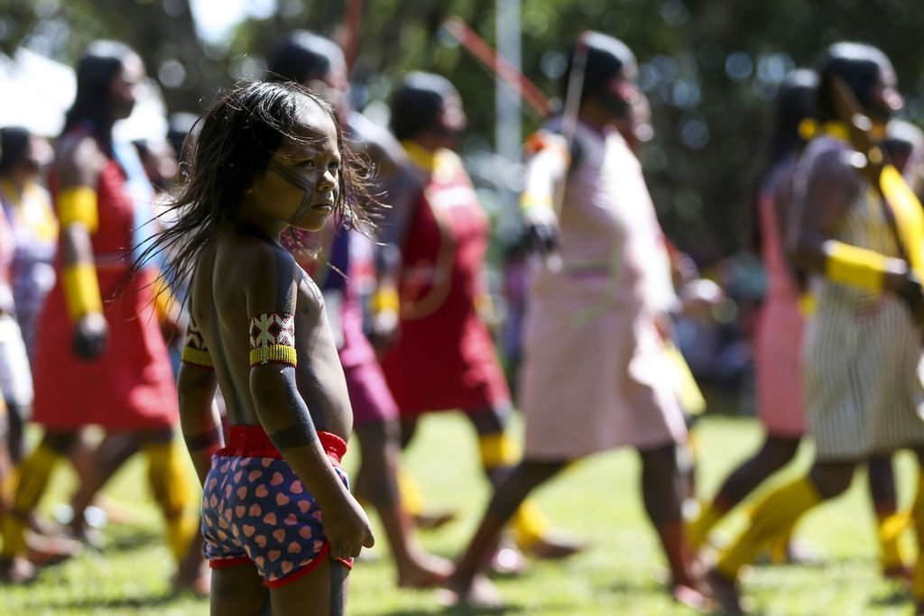 Indígenas de todo o Brasil chegam à Brasília para o Acampamento Terra Livre.