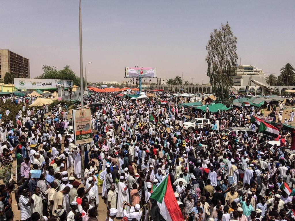 Manifestações no Sudão após a queda do ditador Omar al-Bashir.