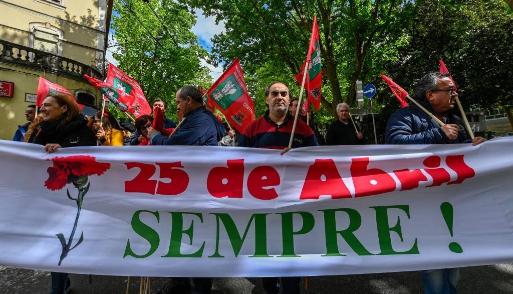 Portugal celebra Revolução dos Cravos e 45 anos de democracia em Coimbra