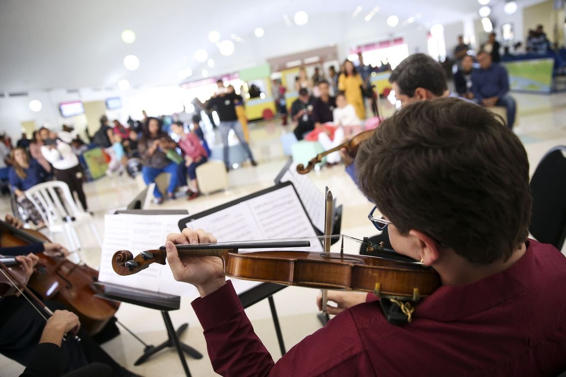 A Orquestra Sinfônica do Teatro Nacional se apresenta no Hospital da Criança de Brasília como parte do projeto Concertos da Saúde; Lei Rouanet