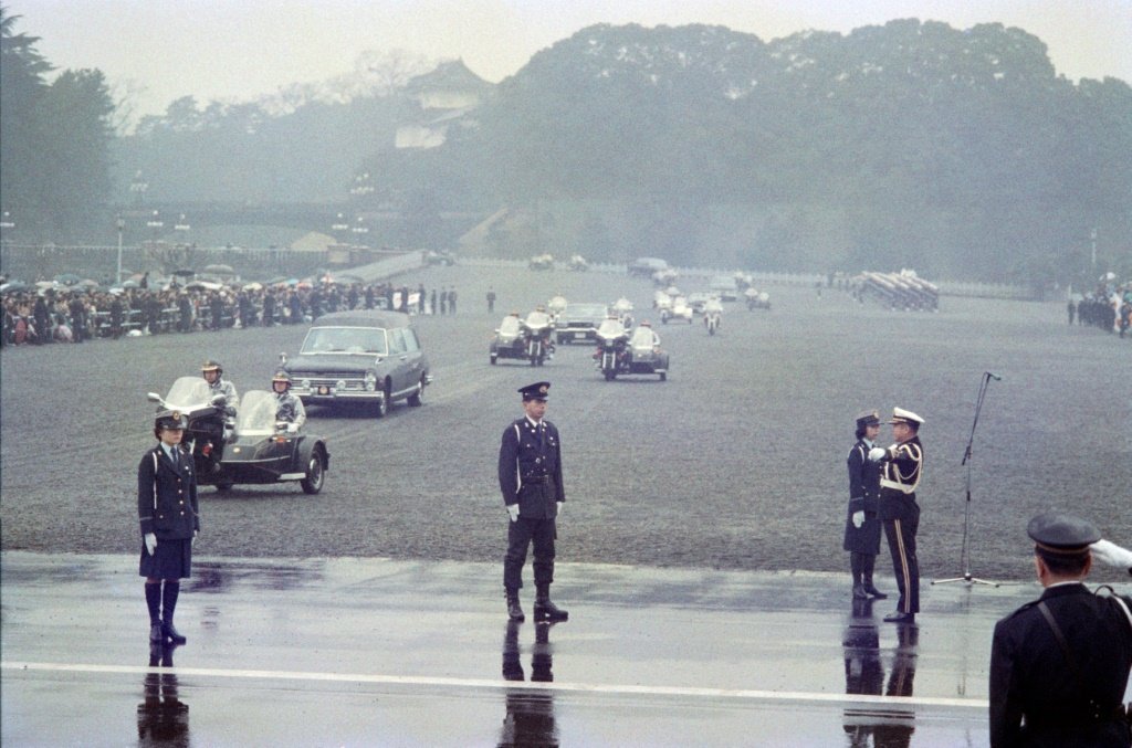 Carro fúnebre com os restos mortais do imperador Hirohito sai do palácio imperial de Tóquio, em 24 de fevereiro de 1989