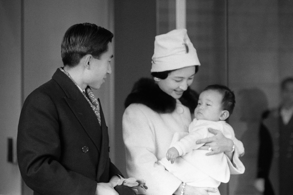 O futuro imperador Akihito e sua esposa Michiko com seu filho, o atual herdeiro Naruhito, em 9 de dezembro de 1960 no palácio imperial de Tóquio