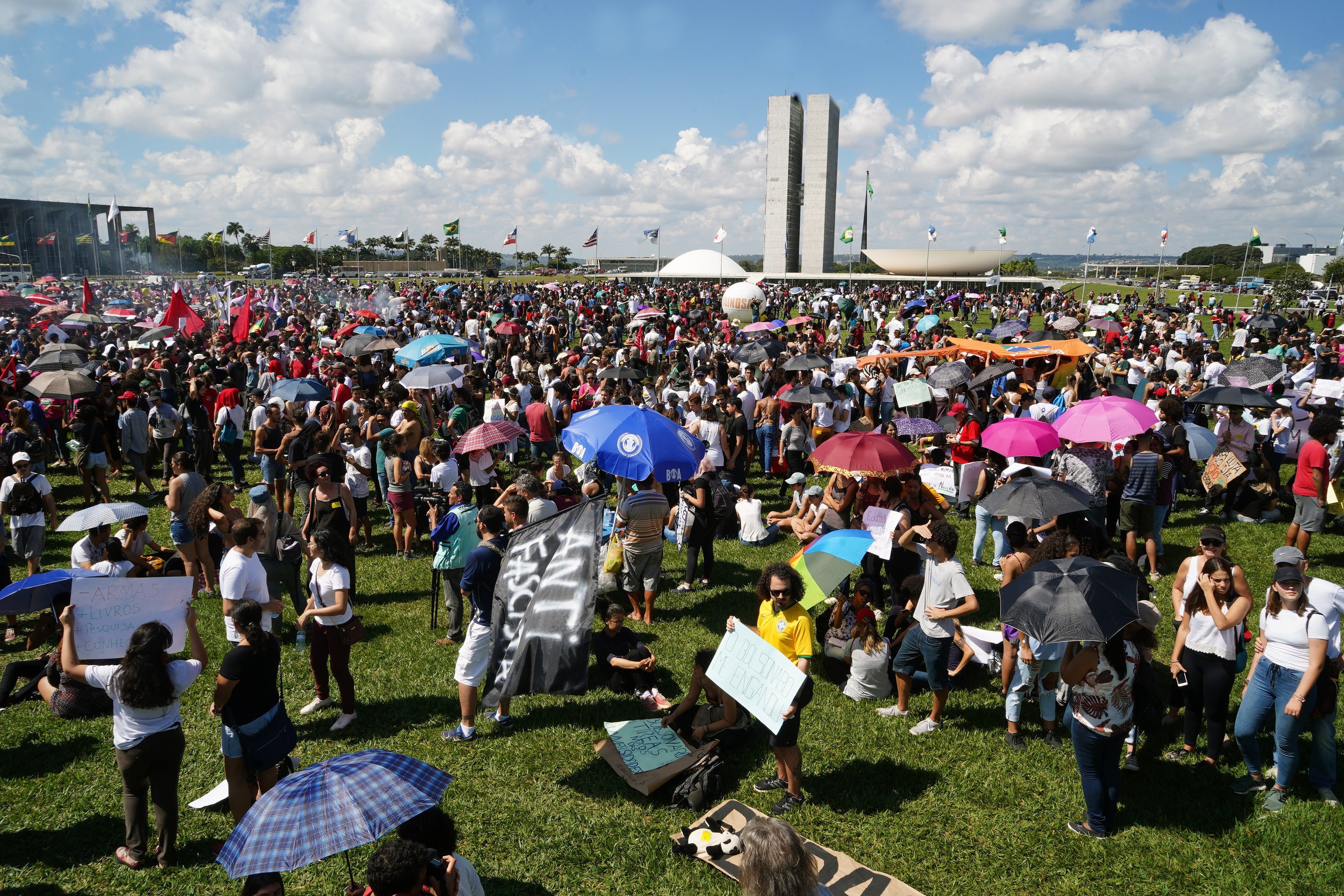 Manifestantes protestam em Brasília contra o corte de verbas da Educação