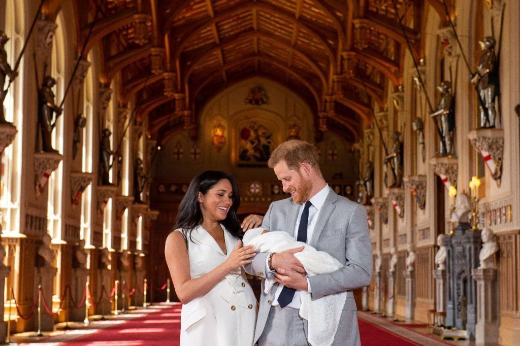Príncipe Harry e Meghan apresentem seu novo bebê