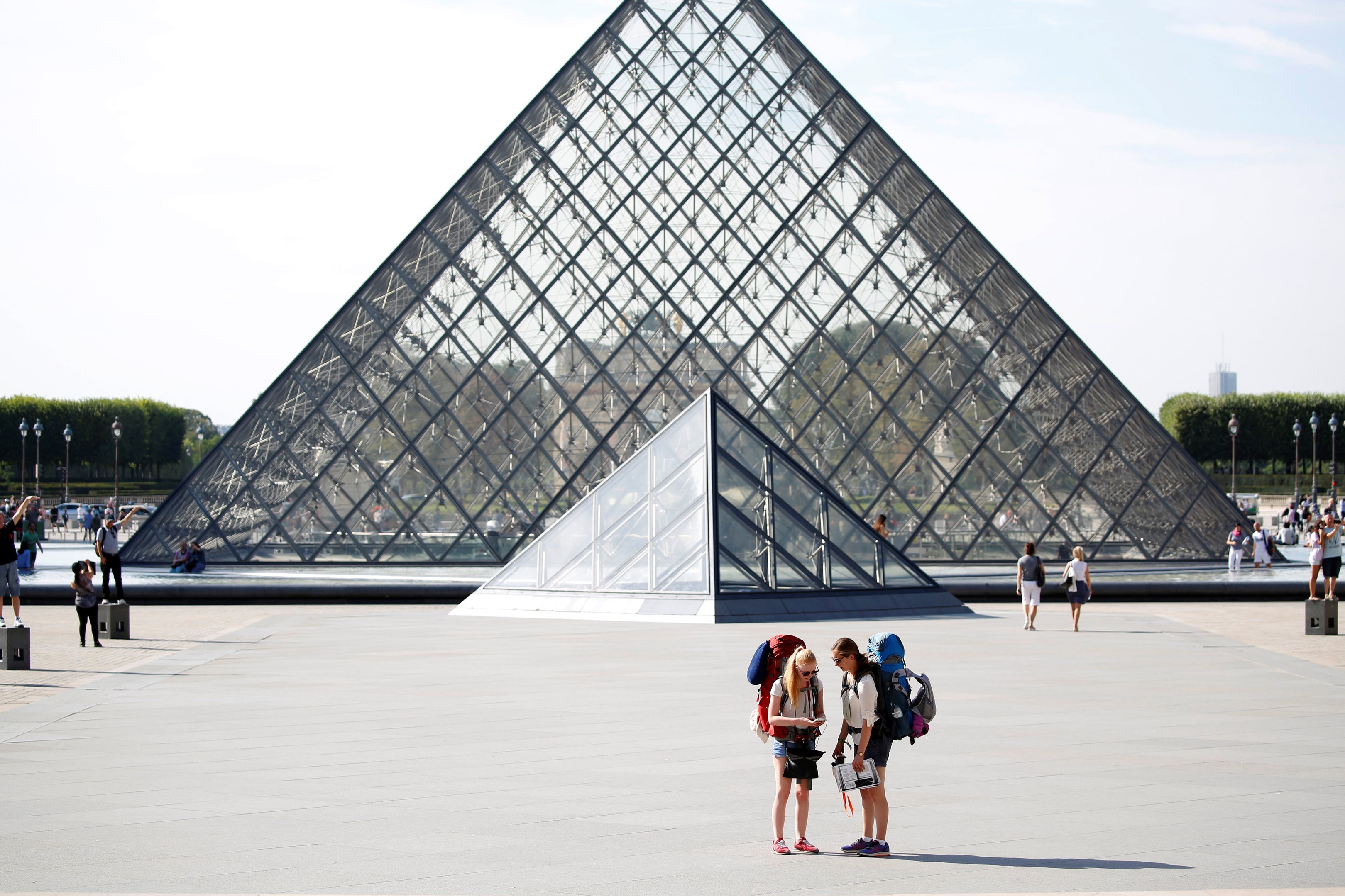 Pirâmide em frente ao Museu do Louvre na França
