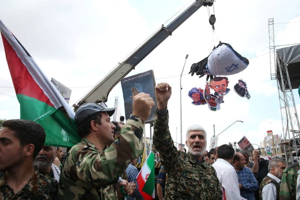 Manifestantes queimam bandeira de Israel durante protesto no Irã contra plano de paz dos EUA. 