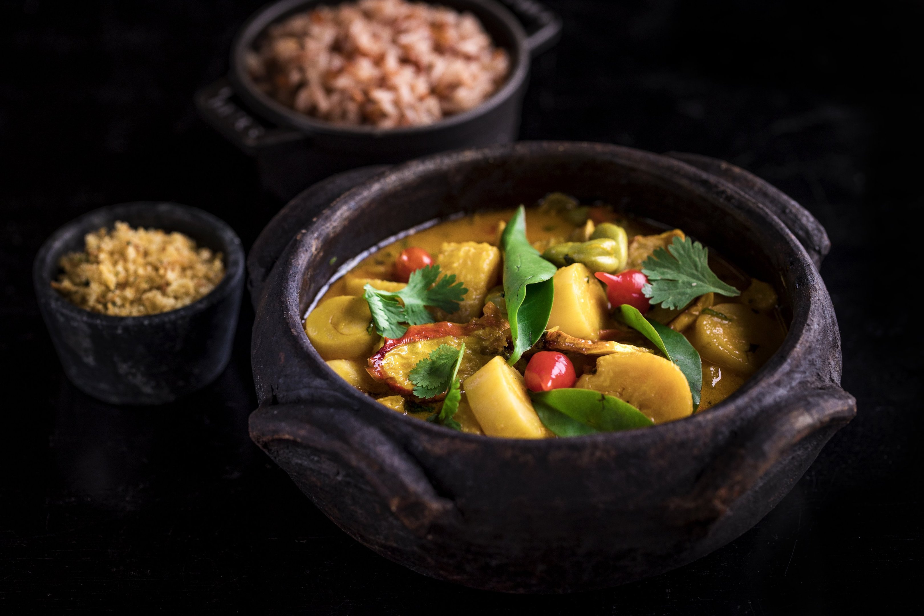 Moqueca de caju, palmito e banana da terra, arroz vermelho, farofinha de coco, do Balaio IMS