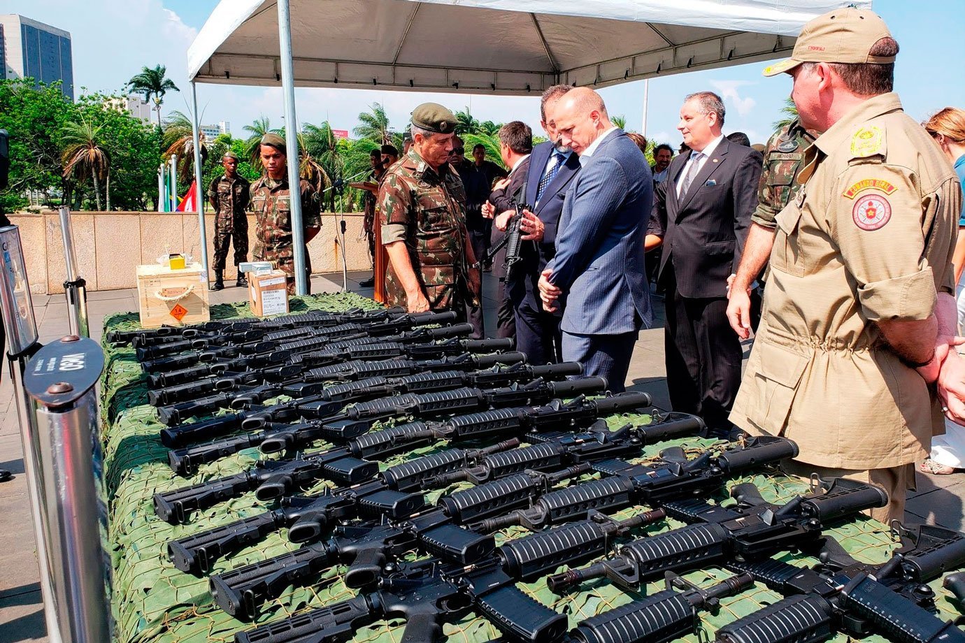 Coletes de proteção e cartuchos de balas da Companhia Brasileira de Cartuchos (CBC)